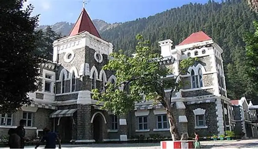 उत्तराखंड हाईकोर्ट भवन, जहां कक्षा 11 के छात्र के भविष्य से जुड़ा अहम फैसला सुनाया गया