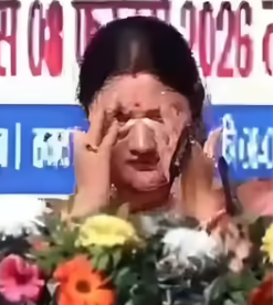 परेड ग्राउंड कार्यक्रम में भावुक हुईं सीएम की पत्नी गीता धामी, आंसुओं का वीडियो सोशल मीडिया पर वायरल