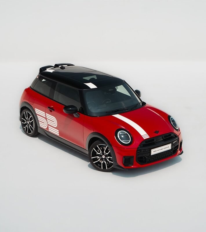 यह मॉडल MINI के 1965 में Monte Carlo Rally जीत की विरासत को सम्मान देने के लिए बनाया गया है — एक ऐतिहासिक रैली जीत जो आज भी MINI फैनस में लोकप्रिय है।