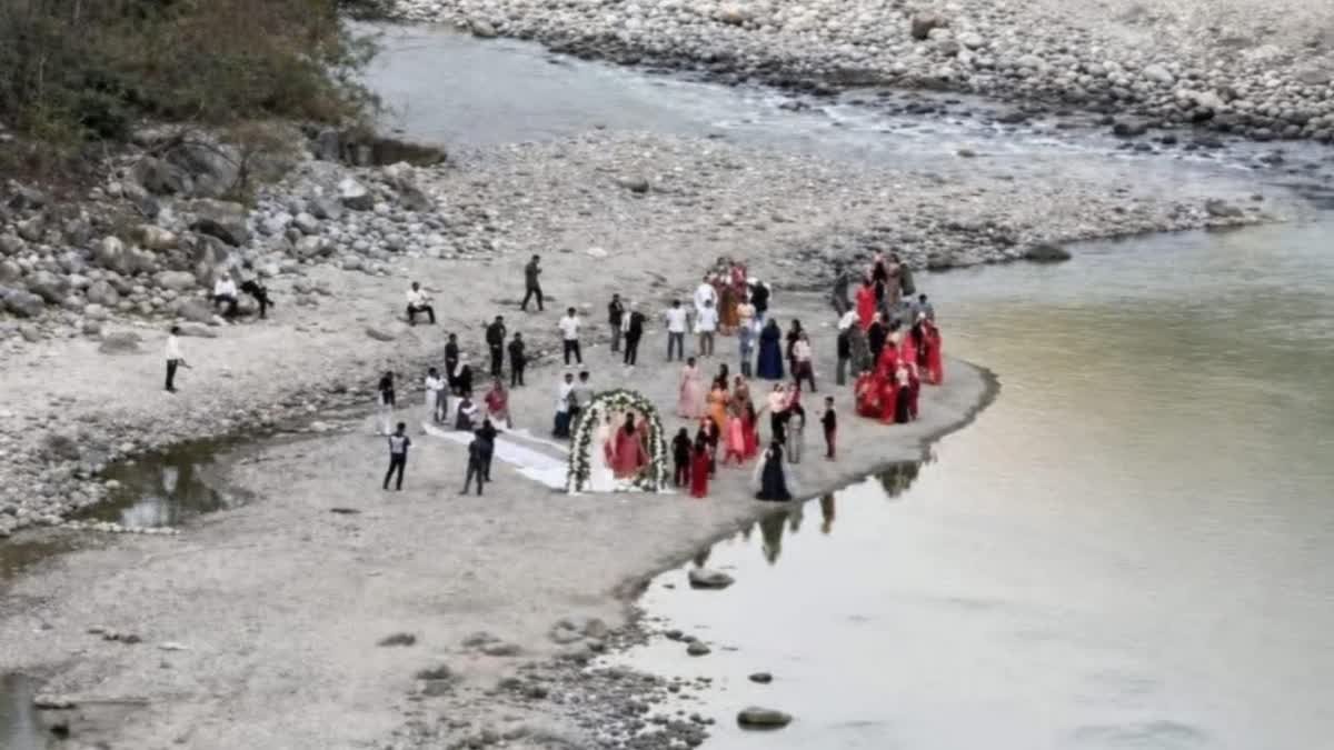 श्मशान घाट बना वेडिंग डेस्टिनेशन! अल्मोड़ा में जयमाला रस्म पर बवाल, प्रशासन करेगा कार्रवाई