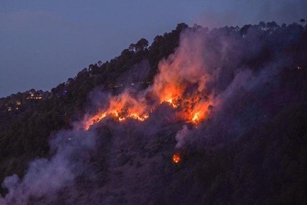 उत्तराखंड में जंगलों की आग बेकाबू, गांवों तक पहुंची लपटें, 2 लोगों की मौत
