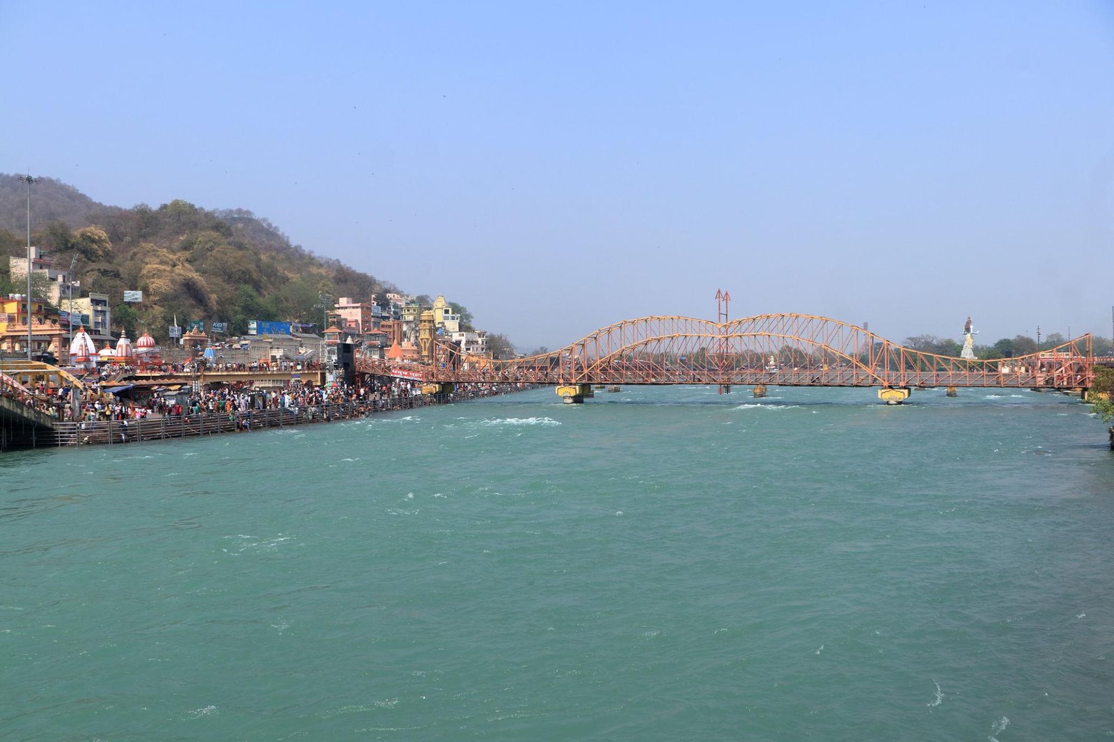 धर्मांतरण और पवित्रता पर प्रहार! हरिद्वार में संतों ने किया बड़ा खुलासा, ऑनलाइन मंगाई गई बिरयानीहरिद्वार:तीर्थ नगरी हरिद्वार की पवित्रता को लेकर एक चौंकाने वाला मामला सामने आया है। श्री अखंड परशुराम अखाड़े के साधु-संतों ने प्रशासन के दावों की पोल खोलने के लिए एक 'स्टिंग ऑपरेशन' किया, जिसमें प्रतिबंधित क्षेत्र में ऑनलाइन फूड डिलीवरी के जरिए मांसाहारी भोजन (बटर चिकन और बिरयानी) मंगवाया गया।क्या है पूरा मामला?हरिद्वार में गंगा किनारे और कुंभ क्षेत्र में मांस-मदिरा की बिक्री और डिलीवरी पर पूर्ण प्रतिबंध है। इसके बावजूद, संतों को सूचना मिल रही थी कि ऑनलाइन फूड ऐप्स के माध्यम से गुपचुप तरीके से मांसाहारी भोजन की सप्लाई की जा रही है।इसकी पुष्टि के लिए संतों ने खुद एक मोबाइल ऐप से बिरयानी और बटर चिकन का ऑर्डर दिया। ताज्जुब की बात यह रही कि गंगा तट के पास स्थित सरकारी गेस्ट हाउस जैसे संवेदनशील इलाके में, ऑर्डर देने के महज 17 मिनट के भीतर डिलीवरी बॉय भोजन लेकर पहुँच गया।प्रशासन के दावों की खुली पोलजैसे ही डिलीवरी बॉय भोजन लेकर पहुँचा, संतों ने उसे रंगे हाथों पकड़ लिया। इस दौरान संतों ने पूरी घटना का वीडियो बनाया और दिखाया कि कैसे नियम-कानूनों की धज्जियां उड़ाई जा रही हैं।अखाड़े के संतों का कहना है:"प्रशासन दावा करता है कि हरिद्वार में मांस की बिक्री बंद है, लेकिन मोबाइल ऐप्स के जरिए यह जहर घर-घर और घाट-घाट पहुँच रहा है। यह न केवल नियमों का उल्लंघन है, बल्कि करोड़ों हिंदुओं की आस्था के साथ खिलवाड़ भी है।"प्रमुख बिंदु:तेज डिलीवरी: प्रतिबंधित क्षेत्र में केवल 17 मिनट में चिकन-बिरयानी की डिलीवरी।नियमों का उल्लंघन: ५ किमी के दायरे में मांस पर लगे बैन का मखौल।संतों की मांग: अखिल भारतीय अखाड़ा परिषद ने इस घटना पर कड़ा रोष जताया है और संबंधित फूड डिलीवरी कंपनियों के खिलाफ एफआईआर दर्ज करने की मांग की है।आगे की कार्रवाईइस स्टिंग ऑपरेशन के बाद शहर में हड़कंप मच गया है। संतों ने चेतावनी दी है कि यदि प्रशासन ने इन ऑनलाइन कंपनियों पर नकेल नहीं कसी और तीर्थ क्षेत्र की मर्यादा को बहाल नहीं किया, तो वे बड़े स्तर पर आंदोलन करेंगे। हरिद्वार में ऑनलाइन बिरयानी डिलीवरी पर संतों का हंगामा, तीर्थ क्षेत्र की पवित्रता पर उठे सवाल https://images.openai.com/static-rsc-4/Q9gH8hiKhTDejth-MS1koPFiu8AMW71xi6L767cVUg3S7k2EO0z5f66240ofiUhWXz3SFMP28Tm-3MDYRCds0UOOEmgfo4NHKqy_cQ-DzsuzRijFe_PpiWElqeBhf01I6w3JrhdV_LQYA-5oJQBSXOBCHvRcBCjnOcgGYIILTfKjZThhzaGcQlImOo1wVmQl?purpose=fullsize https://images.openai.com/static-rsc-4/GyTaRfgbaVi5zDSf7E8G3L_wm_9HU4pDtbNM7JGoQTgu18ZPKmcA89lgOo4k7yFYouNKG9S8xh5FK-Tz2uaTRgm_zgJL4fX_hNOpjY2rHlV9VGBsSvED-EYmHsbgHP5wPN5L7PHIg9Onkfn_HS6SBHVwbYT_UOm8YPROMxdzcmavXfCRe1In44x78hLF1vM6?purpose=fullsize https://images.openai.com/static-rsc-4/fNQkU3lxhaw86wtwW1-QcueVGetbt7fyXDMZo977Q8IEoq_Iz-NwuQLO4PuK9GS_RHEUWRMAqy7kBKIenJ61Tuo1laISstJTVq1XnN4e-y2gm9AzhYGgoajx1JdYenQXL_FJ9qUkslOzcHHlW7bYQyvF8MMW-EFcQz1WIpOeHa9fKsv8xT6v1pbccykOfOid?purpose=fullsize https://images.openai.com/static-rsc-4/cy3_hU3I4pcUtD98zVzjzkWiq-bH1a0NPOWgTlReCljMfSsmc5xVzzsPWfWM3rBEoGKyF1RWtaQDzCsC3m9cAA1XsN58fvXpm3d3zHVX-4YN4XlcCW3OoCVHo7j4xiWYbBWzChFv-yta_sMr1Wn_FFtWtBEm6I4hdhaxMrCwA1v0SqSJCv-e5ZvtUUytOCW5?purpose=fullsize https://images.openai.com/static-rsc-4/KO7QBgeAMT__0u5En7OfeywN7B_mNndxru8QJGuzx5CZd5veedPBeQbVXZ-TunKdpA8vKftI0xGn5tfxn9WHqpbkDE2p7osKoljjxTJzvhWMtqhVSgGRvuKWf6PVWZohtOrjt1wOMbEtoEvBHlZDpH1lf4MRBRQwEsF2sh03CKqyY9Qo7Z1CePGW3YURA5Hv?purpose=fullsize https://images.openai.com/static-rsc-4/5-9ohdkwvZAtMykKk178VSGFLGSPhjRd136iZ2DdhiI2vd2uU0SOH-yHJEQVhexUCd3rGWuSotneOFHhzQ2spUaF1pWVAZwtpPJkLa6S8ldQsrSfe3Ded16ZGseO6UDJuGDu0SxyP_wyxTpoL9Mb86Hd5939Y1VmKEo0vgkvOpBP-4eAflcuC5ECBO9FE_fq?purpose=fullsize हरिद्वार। धर्मनगरी Haridwar में तीर्थ क्षेत्र की पवित्रता और धार्मिक मर्यादा को लेकर एक नया विवाद सामने आया है। श्री अखंड परशुराम अखाड़े के संतों ने एक कथित “स्टिंग ऑपरेशन” के जरिए दावा किया है कि प्रतिबंधित क्षेत्र में ऑनलाइन फूड डिलीवरी ऐप्स के माध्यम से मांसाहारी भोजन आसानी से पहुंचाया जा रहा है। इस घटना के बाद संत समाज में भारी रोष देखने को मिल रहा है और प्रशासन की कार्यप्रणाली पर गंभीर सवाल खड़े हो गए हैं। संतों के अनुसार, लंबे समय से उन्हें शिकायतें मिल रही थीं कि गंगा तट और कुंभ क्षेत्र के आसपास, जहां मांस और मदिरा की बिक्री प्रतिबंधित है, वहां ऑनलाइन प्लेटफॉर्म के जरिए गुप्त रूप से नॉनवेज भोजन की सप्लाई हो रही है। इन आरोपों की सच्चाई जानने के लिए अखाड़े के कुछ संतों ने स्वयं मोबाइल ऐप के माध्यम से बिरयानी और बटर चिकन का ऑर्डर किया। बताया जा रहा है कि ऑर्डर प्रतिबंधित माने जाने वाले क्षेत्र के भीतर स्थित एक सरकारी गेस्ट हाउस के पास मंगवाया गया था। संतों का दावा है कि ऑर्डर देने के लगभग 17 मिनट के भीतर ही डिलीवरी बॉय भोजन लेकर मौके पर पहुंच गया। इसके बाद संतों ने डिलीवरी कर्मी को रोककर पूरे घटनाक्रम का वीडियो रिकॉर्ड किया और आरोप लगाया कि प्रशासन के प्रतिबंध केवल कागजों तक सीमित हैं। संतों ने कहा कि यदि वास्तव में तीर्थ क्षेत्र में मांस बिक्री पर प्रतिबंध लागू है, तो फिर ऑनलाइन ऐप्स के माध्यम से इस तरह की डिलीवरी कैसे संभव हो रही है। घटना के बाद अखाड़े से जुड़े संतों ने तीखी प्रतिक्रिया देते हुए कहा कि यह केवल नियमों का उल्लंघन नहीं बल्कि करोड़ों श्रद्धालुओं की धार्मिक भावनाओं से जुड़ा विषय है। उनका कहना है कि हरिद्वार केवल एक शहर नहीं बल्कि सनातन आस्था का प्रमुख केंद्र है, जहां देश-विदेश से श्रद्धालु गंगा स्नान और पूजा-अर्चना के लिए पहुंचते हैं। ऐसे में प्रतिबंधित क्षेत्रों में मांसाहारी भोजन की आपूर्ति तीर्थ की गरिमा को प्रभावित करती है। संत समाज ने आरोप लगाया कि प्रशासन ऑफलाइन दुकानों पर तो कार्रवाई दिखाता है, लेकिन ऑनलाइन माध्यमों से हो रही डिलीवरी पर कोई प्रभावी निगरानी नहीं है। अखिल भारतीय अखाड़ा परिषद से जुड़े कई संतों ने मांग की है कि संबंधित फूड डिलीवरी कंपनियों और रेस्तरां के खिलाफ सख्त कानूनी कार्रवाई की जाए। साथ ही यह भी मांग उठाई गई है कि तीर्थ क्षेत्र में जीपीएस आधारित डिजिटल निगरानी लागू की जाए ताकि प्रतिबंधित इलाकों में किसी भी प्रकार की मांसाहारी डिलीवरी स्वतः ब्लॉक हो सके। https://images.openai.com/static-rsc-4/O09FwcxE1Vc6qA0MmvcXzMLqD5eJuJawKMxHDb6hd1oPr_qH_PTvgDzyHEzsRLP97xYT0rRPMBjpHZARk0fSzyxGtf2OsiQs4JHcPiZVJeRZ0RAHy2jXxaf5NqKhi27G0USVYDLIg1wLOzwQJ_LJtxs-xJkJVB1VYYd1XSRIc9K6XvSBT5U6Os80NjePj5wT?purpose=fullsize https://images.openai.com/static-rsc-4/j-wY-coYaRT7pkMq7g-BJZw4GnKCeLhqPR59ndMoIc45JEc8Y7tkSi3SqX5BC5X1iIKVx7qnUhgvsaYoD6b0dxgtzwys5XJ7LbgZAiMSxzV_Ylh6vSzeICOINgO1Cj7YozYOe31i39ScefoNfOLVFZuH9sKdjNtxmyn6VoEHDX7u14JXlDjOrxa1HF5JZ6rr?purpose=fullsize https://images.openai.com/static-rsc-4/j135HTQq3LmaZF5yAGlecsoqOGGJiOhhDFU7_0bl-JFBoTOnbvOzMJ6NQFOOHIQ8CFQgzAQMBpKg9ea1ttjmaD5WAbi4R78yKU_vKQNDDBSAcOmOXU1WQ2fMOThRItgwgaj1Ad8dr5oSPGgpu_9DZ2vsinT7f81Ej7NGWZEzOeeGZ5KZJnmsf7-strC5KPjc?purpose=fullsize https://images.openai.com/static-rsc-4/GyTaRfgbaVi5zDSf7E8G3L_wm_9HU4pDtbNM7JGoQTgu18ZPKmcA89lgOo4k7yFYouNKG9S8xh5FK-Tz2uaTRgm_zgJL4fX_hNOpjY2rHlV9VGBsSvED-EYmHsbgHP5wPN5L7PHIg9Onkfn_HS6SBHVwbYT_UOm8YPROMxdzcmavXfCRe1In44x78hLF1vM6?purpose=fullsize https://images.openai.com/static-rsc-4/hOcpiMFkv7xk-Uhiow4--IVGEmRoe78zM3bFgE8IVIcu7_VjBJ42AwJklqD_CDCLJc80uOkKCX27HeqiH8BokSw02teVrGW8E8rrNA1abMV8sr1giVn2_LN1aY86ACDlwo6Hr5JEunGbKALfJEddKBNsHTJKF3eWNjc4A6eJ2obtWbyo67nUHjAwbsSxANcp?purpose=fullsize https://images.openai.com/static-rsc-4/shNDbUpFWsKL37XDjERo8QWyPYaSvAc8U-KzMtXBzzbbo6USjkWSj_lZzgk_7MqTns-7ERpwbGcfQcLilt_P1iIRj4PgdvS9KeXWrb74An1V9xK_etP5O4DBn3G2MWK_LO-SyU7DL87GwvDShfSXr7JluT06ifSdp28yFEoq4AqCcCcyzSOedwAsXu5SV0b2?purpose=fullsize इस पूरे घटनाक्रम के बाद शहर में चर्चाओं का दौर तेज हो गया है। स्थानीय लोगों के बीच भी इस मुद्दे को लेकर अलग-अलग प्रतिक्रियाएं सामने आ रही हैं। कुछ लोग इसे धार्मिक मर्यादा से जुड़ा गंभीर विषय मान रहे हैं, जबकि कुछ का कहना है कि प्रशासन को स्पष्ट और पारदर्शी नीति बनानी चाहिए ताकि भविष्य में इस तरह के विवाद पैदा न हों। फिलहाल प्रशासन की ओर से इस मामले पर विस्तृत आधिकारिक बयान सामने नहीं आया है, लेकिन सूत्रों के अनुसार मामले की जांच की तैयारी की जा रही है। संतों ने चेतावनी दी है कि यदि जल्द कार्रवाई नहीं हुई तो हरिद्वार में बड़ा आंदोलन शुरू किया जाएगा। दैनिक प्रभातवाणी लगातार इस पूरे मामले पर नजर बनाए हुए है।