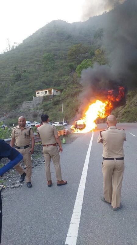टिहरी गढ़वाल में बड़ा हादसा टला: चलती टैक्सी में लगी आग, पुलिस और चालक की सूझबूझ से सभी यात्री सुरक्षित