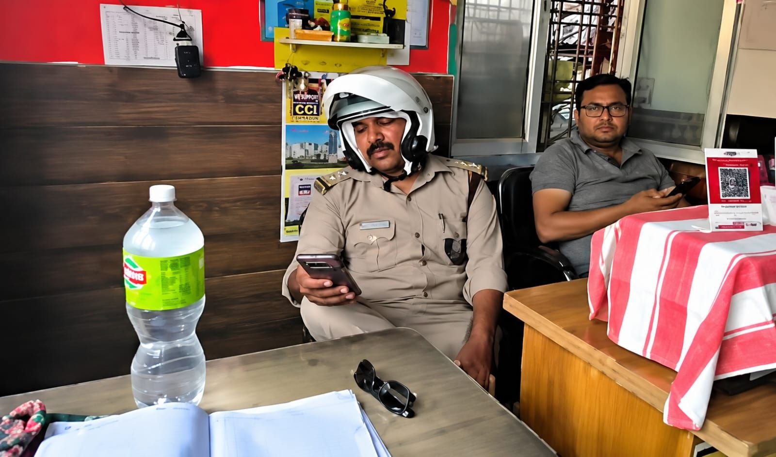 देहरादून में रिश्वतखोरी पर ट्रांसपोर्टरों का गुस्सा फूटा, इंस्पेक्टर को दुकान में बंद किया, नोटों की गड्डियों का वीडियो वायरल