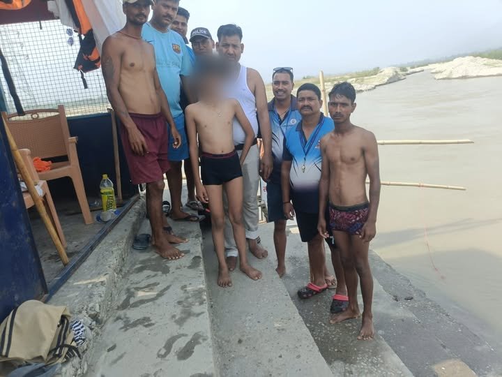 शारदा घाट पर बड़ा हादसा टला, जल पुलिस ने 12 वर्षीय बालक को डूबने से बचाया
