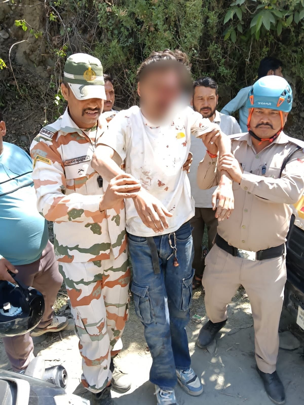 गंगोत्री हाईवे पर घायल युवक की पुलिस और आईटीबीपी जवानों ने बचाई जान, पेश की मानवता की मिसाल