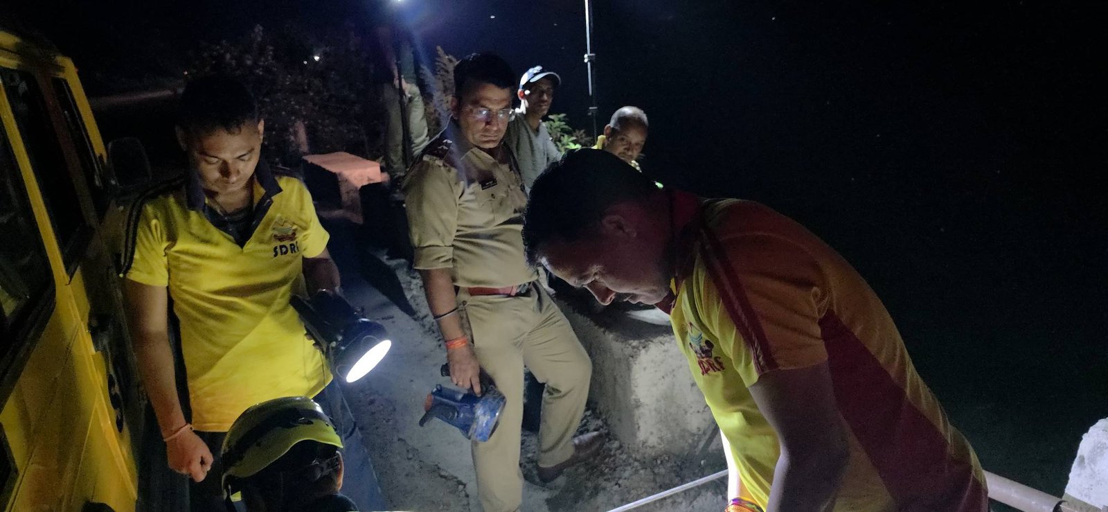 तोता घाटी में ट्रक दुर्घटना: टिहरी पुलिस और SDRF का रात में चला साहसी रेस्क्यू ऑपरेशन, दुर्गम इलाके में बचाव कार्य बना चुनौती