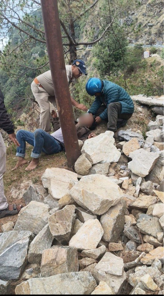 सेल्फी का खतरनाक जुनून: पोखरी में गहरी खाई में गिरा युवक, पुलिस ने जान जोखिम में डालकर बचाई जान