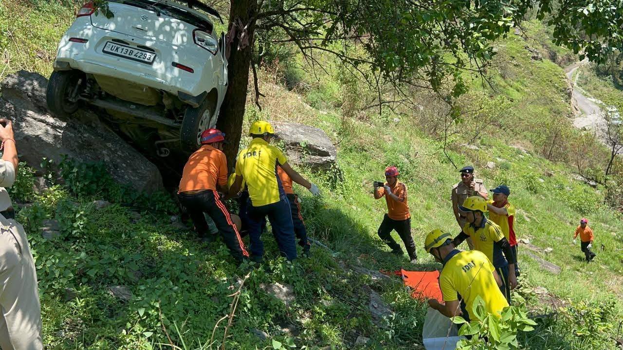 अंतिम संस्कार में जा रहे परिवार पर टूटा दुखों का पहाड़: चमोली में खाई में गिरी ईको वैन, 3 की मौत, 3 घायल