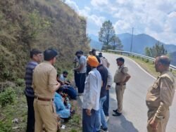 टिहरी में टला बड़ा सड़क हादसा, ब्रेक फेल होने से अनियंत्रित हुआ टेम्पो ट्रैवलर, 23 यात्रियों की जान बाल-बाल बची टिहरी जनपद से चारधाम यात्रा के दौरान एक बड़ी दुर्घटना की खबर सामने आई है, जहां श्रद्धालुओं से भरा एक टेम्पो ट्रैवलर हादसे का शिकार हो गया। हालांकि राहत की बात यह रही कि चालक की सूझबूझ और समय पर नियंत्रण के चलते एक बड़ा हादसा टल गया और सभी यात्रियों की जान सुरक्षित बचा ली गई। यह घटना धनौल्टी क्षेत्र के नगुन-सुवाखोली मोटरमार्ग पर नागराजा धार के समीप घटित हुई, जहां वाहन का ब्रेक अचानक फेल हो गया और वह अनियंत्रित होकर पहाड़ी से टकरा गया। प्राप्त जानकारी के अनुसार, वाहन संख्या HR 65A0859 में कुल 23 यात्री सवार थे, जो सभी दिल्ली के निवासी बताए जा रहे हैं। ये श्रद्धालु 30 अप्रैल की शाम लगभग 4 बजे दिल्ली से गंगोत्री धाम के दर्शन के लिए रवाना हुए थे। यात्रा के दौरान रात में मसूरी में विश्राम करने के बाद 1 मई की सुबह उन्होंने आगे की यात्रा शुरू की। दोपहर लगभग 2:10 बजे जैसे ही वाहन नागराजा धार के पास पहुंचा, अचानक ब्रेक फेल हो गया और वाहन अनियंत्रित हो गया। प्रत्यक्षदर्शियों और पुलिस के अनुसार, चालक ने अत्यंत सूझबूझ का परिचय देते हुए वाहन को सड़क के बाहर खाई की ओर जाने से रोकते हुए अंदर की दिशा में मोड़ दिया। वाहन सड़क किनारे बनी नाली में फंस गया और पहाड़ी से टकराकर रुक गया। यदि वाहन खाई की ओर चला जाता, तो स्थिति बेहद भयावह हो सकती थी और बड़ा जनहानि का खतरा बन सकता था। चालक की तत्परता और निर्णय क्षमता ने 23 लोगों की जान बचा ली। घटना की सूचना मिलते ही थाना छाम पुलिस टीम तत्काल मौके पर पहुंची और राहत एवं बचाव कार्य शुरू किया गया। दुर्घटना में घायल पांच यात्रियों को 108 एंबुलेंस के माध्यम से चिन्यालीसौड़ के नजदीकी अस्पताल में भर्ती कराया गया, जहां उनका उपचार जारी है। अन्य सभी यात्रियों को सुरक्षित निकालकर वैकल्पिक वाहन से उनके गंतव्य के लिए रवाना कर दिया गया। पुलिस द्वारा चालक जगजीत सिंह, निवासी कुरुक्षेत्र से पूछताछ की गई। चालक ने बताया कि वाहन का ब्रेक अचानक फेल हो गया था, जिसके कारण वह नियंत्रण खो बैठा। प्रारंभिक जांच में भी तकनीकी खराबी को ही दुर्घटना का मुख्य कारण माना जा रहा है। घायलों में कपिल अरोड़ा (53 वर्ष), डिम्पी (40 वर्ष), ध्रुव (22 वर्ष), नीता (53 वर्ष) और प्रेम दास शामिल हैं। सभी घायलों की स्थिति फिलहाल स्थिर बताई जा रही है और वे खतरे से बाहर हैं। यह घटना एक बार फिर पहाड़ी क्षेत्रों में यात्रा के दौरान सतर्कता और वाहन की तकनीकी जांच की आवश्यकता को रेखांकित करती है। विशेष रूप से चारधाम यात्रा जैसे धार्मिक मार्गों पर, जहां तीखे मोड़, संकरी सड़कें और गहरी खाइयों का खतरा बना रहता है, वहां वाहनों की फिटनेस और चालक की सावधानी अत्यंत महत्वपूर्ण हो जाती है। यात्रियों की सुरक्षा के लिए यात्रा से पहले वाहन की पूरी जांच और सुरक्षित ड्राइविंग का पालन करना बेहद जरूरी है।