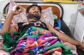 देहरादून के प्रेमनगर थाना क्षेत्र में सॉफ्टवेयर इंजीनियर आकाश कुमार के साथ हुई सनसनीखेज वारदात का दून पुलिस ने खुलासा कर दिया है। मामले में पुलिस ने दोनों आरोपियों को गिरफ्तार कर लिया है। जांच के दौरान कई अहम तथ्य सामने आए हैं, जिनके बाद पुलिस ने शुरुआती अपहरण की थ्योरी को खारिज कर दिया है। पुलिस के अनुसार 6 मई की रात करीब 2:15 बजे सहस्रधारा क्रॉसिंग पर आरोपियों ने सॉफ्टवेयर इंजीनियर आकाश कुमार से रास्ता पूछने के बहाने बातचीत शुरू की। इसके बाद दोनों युवक उसे घर छोड़ने की बात कहकर अपनी स्कूटी पर साथ ले गए। जांच में सामने आया कि पीड़ित अपनी मर्जी से आरोपियों के साथ जामुनवाला क्षेत्र में निर्माणाधीन पुल पर गया था, जहां तीनों ने शराब पी। उत्तराखंड पुलिस की जांच के मुताबिक शराब पीने के दौरान मोबाइल छीनने को लेकर विवाद हो गया। छीनाझपटी और हाथापाई के दौरान संतुलन बिगड़ने से इंजीनियर पुल से नीचे गिर गया, जिससे उसकी रीढ़ की हड्डी में गंभीर चोट आई। इसके बाद आरोपी मौके से फरार हो गए और पीड़ित के मोबाइल फोन भी अपने साथ ले गए। मामले में पहला आरोपी मृदुल गुरुंग (20 वर्ष), निवासी गढ़ी कैंट, को 12 मई को मीठी बेहड़ी रोड से गिरफ्तार किया गया। उसके कब्जे से लूटा गया लगभग ₹60 हजार कीमत का आईफोन बरामद किया गया। वहीं दूसरे आरोपी अस्मित थापा, निवासी गढ़ी डाकरा, को पुलिस ने कोल्हुपानी रोड से गिरफ्तार किया। उसके पास से पीड़ित का दूसरा रियलमी मोबाइल फोन बरामद हुआ है। पुलिस पूछताछ में दोनों आरोपियों ने स्वीकार किया कि वे नशे के आदी हैं और नशे की जरूरत पूरी करने के लिए उन्होंने लूट की योजना बनाई थी। मामले में पुलिस आगे की कानूनी कार्रवाई कर रही है। एसपी सिटी प्रमोद कुमार ने स्पष्ट किया है कि जांच और बयानों के आधार पर इस मामले में अपहरण जैसी स्थिति सामने नहीं आई है। घटना के बाद शहर में देर रात सुरक्षा व्यवस्था और युवाओं में बढ़ती नशे की प्रवृत्ति को लेकर भी चिंता बढ़ गई है।