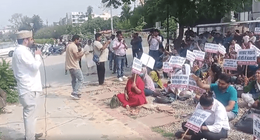 देहरादून: नर्सिंग एकता मंच का 158वें दिन उग्र आंदोलन, पानी की टंकी पर चढ़े प्रदर्शनकारी; 5 ICU में भर्ती, वार्ता फिर विफल