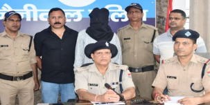 उत्तराखंड में नशे के खिलाफ चलाए जा रहे अभियान के तहत नैनीताल पुलिस को बड़ी सफलता हाथ लगी है। वरिष्ठ पुलिस अधीक्षक डॉ. मंजूनाथ टीसी के निर्देशन में थाना काठगोदाम पुलिस और एसओजी टीम ने संयुक्त कार्रवाई करते हुए एक आरोपी को भारी मात्रा में अवैध चरस के साथ गिरफ्तार किया है। बरामद चरस की अंतरराष्ट्रीय बाजार में अनुमानित कीमत करीब चार लाख रुपये बताई जा रही है। पुलिस से मिली जानकारी के अनुसार, जिलेभर में नशा तस्करों के खिलाफ लगातार अभियान चलाया जा रहा है। इसी क्रम में थाना काठगोदाम पुलिस और एसओजी टीम द्वारा दमुवाढूंगा क्षेत्र में संयुक्त चेकिंग अभियान चलाया गया। चेकिंग के दौरान पुलिस को एक संदिग्ध व्यक्ति दिखाई दिया, जिसे रोककर पूछताछ की गई। तलाशी लेने पर उसके कब्जे से लगभग 2 किलो 14 ग्राम अवैध चरस बरामद हुई। गिरफ्तार आरोपी की पहचान इन्द्रजीत सिंह के रूप में हुई है। पुलिस ने आरोपी को मौके से ही हिरासत में लेकर उसके खिलाफ एनडीपीएस एक्ट के तहत मुकदमा दर्ज कर लिया है। अधिकारियों के अनुसार, आरोपी से पूछताछ की जा रही है ताकि यह पता लगाया जा सके कि वह चरस कहां से लाता था और किन लोगों तक इसकी सप्लाई की जाती थी। पुलिस अब इस नेटवर्क से जुड़े अन्य लोगों की तलाश में भी जुट गई है। पुलिस अधिकारियों का कहना है कि पहाड़ी क्षेत्रों में नशे का कारोबार लगातार युवाओं को अपनी गिरफ्त में लेने की कोशिश कर रहा है, जिसे रोकने के लिए लगातार सख्त अभियान चलाया जा रहा है। एसएसपी नैनीताल ने स्पष्ट संदेश दिया है कि जिले में नशे के कारोबार में शामिल किसी भी व्यक्ति को किसी भी हालत में बख्शा नहीं जाएगा। स्थानीय लोगों ने पुलिस की इस कार्रवाई की सराहना करते हुए कहा कि ऐसे अभियान समाज को नशे के खतरे से बचाने में महत्वपूर्ण भूमिका निभाते हैं। पुलिस ने आम नागरिकों से भी अपील की है कि यदि कहीं भी नशे के कारोबार की जानकारी मिले तो तुरंत पुलिस को सूचित करें, ताकि समय रहते कार्रवाई की जा सके।