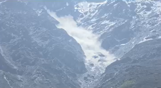 बद्रीरीनाथ धाम के पास टूटा विशाल ग्लेशियर: कंचनगंगा क्षेत्र में एवलांच से दहशत, वायरल वीडियो ने बढ़ाई चिंता