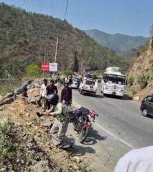 देवप्रयाग के पास ऋषिकेश-बद्रीनाथ हाईवे पर भीषण सड़क हादसा, नदी में समाई एसयूवी, 3 शव बरामद, 4 लापता की तलाश जारी
