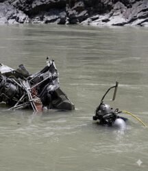 देवप्रयाग के पास ऋषिकेश-बद्रीनाथ हाईवे पर भीषण सड़क हादसा, नदी में समाई एसयूवी, 3 शव बरामद, 4 लापता की तलाश जारी