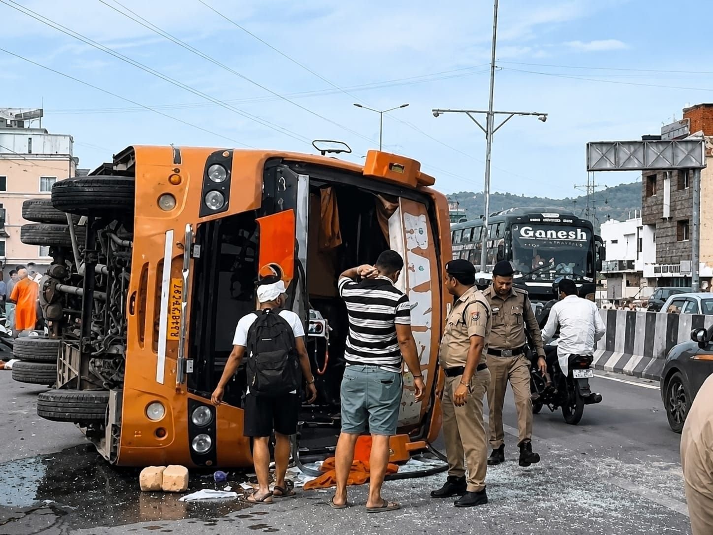 हरिद्वार में बड़ा सड़क हादसा: राजस्थान के श्रद्धालुओं से भरी बस पलटी, महिला की मौत, 16 घायल