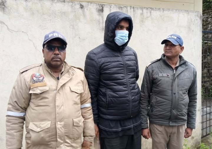केदारनाथ धाम में VIP दर्शन के नाम पर ठगी करने वाला आरोपी गिरफ्तार, रुद्रप्रयाग पुलिस की बड़ी कार्रवाई