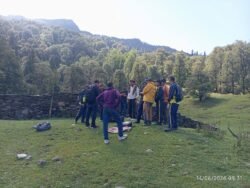 देवरियाताल-बनियाकुंड मार्ग पर जंगल में भटके 5 युवक, SDRF और पुलिस ने सकुशल किया रेस्क्यू