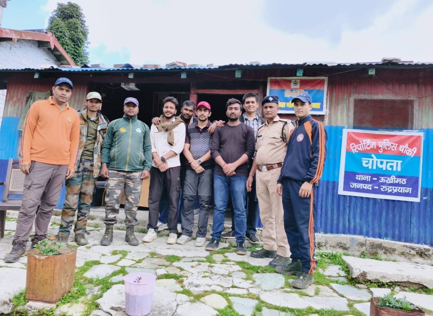 देवरियाताल-बनियाकुंड मार्ग पर जंगल में भटके 5 युवक, SDRF और पुलिस ने सकुशल किया रेस्क्यू