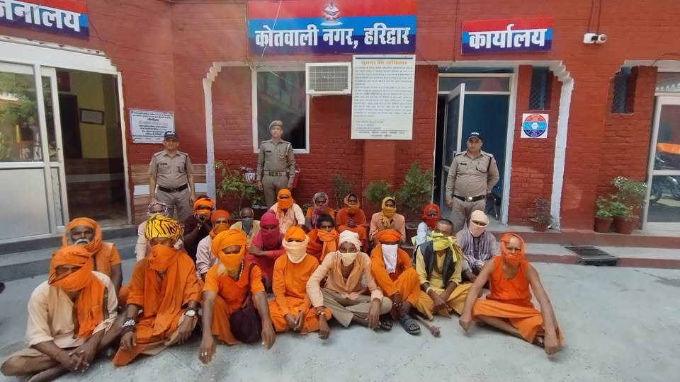 हरिद्वार में ‘ऑपरेशन प्रहार’: सोमवती अमावस्या से पहले 21 कथित ढोंगी बाबाओं पर पुलिस की बड़ी कार्रवाई