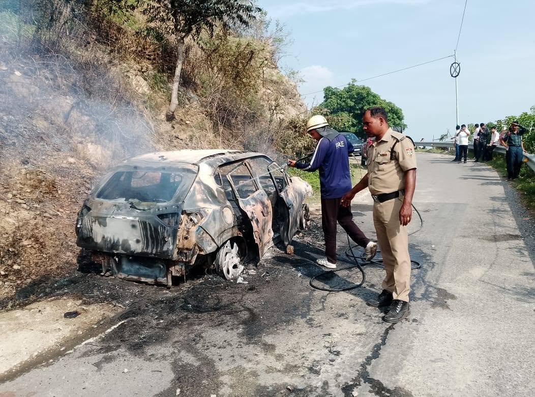चलती कार में लगी आग, समय रहते बाहर निकले 6 यात्री, बड़ा हादसा टला