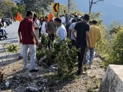 ड्यूटी से लौट रहे उपनिरीक्षक की सड़क हादसे में मौत, गंगा किनारे गहरी खाई में गिरी कार