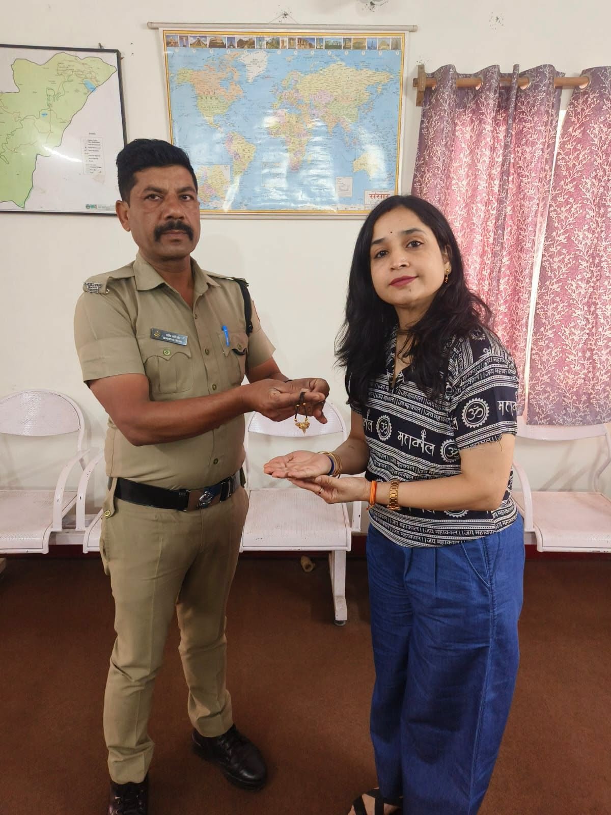 नैनीताल पुलिस की ईमानदारी और तत्परता की मिसाल, पर्यटक महिला का खोया मंगलसूत्र लौटाकर जीता दिल