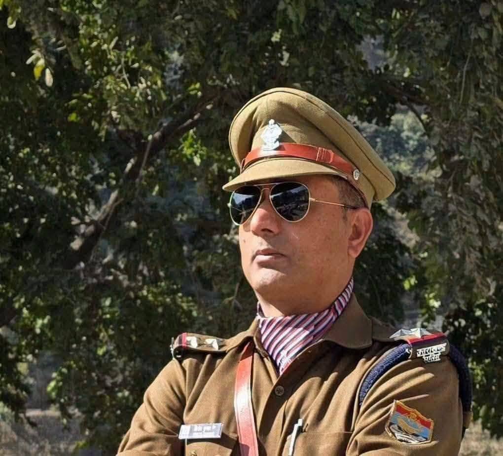 ड्यूटी से लौट रहे उपनिरीक्षक की सड़क हादसे में मौत, गंगा किनारे गहरी खाई में गिरी कार