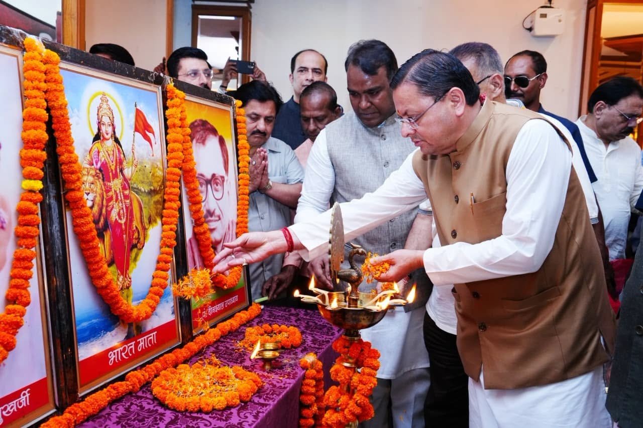 संविधान हत्या दिवस पर मुख्यमंत्री धामी ने लोकतंत्र सेनानियों को किया सम्मानित, कहा- आपातकाल भारतीय लोकतंत्र का सबसे काला अध्याय