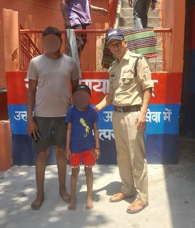 नीलकंठ मंदिर में परिवार से बिछुड़ी 7 वर्षीय बालिका को पौड़ी पुलिस ने सकुशल परिजनों से मिलाया