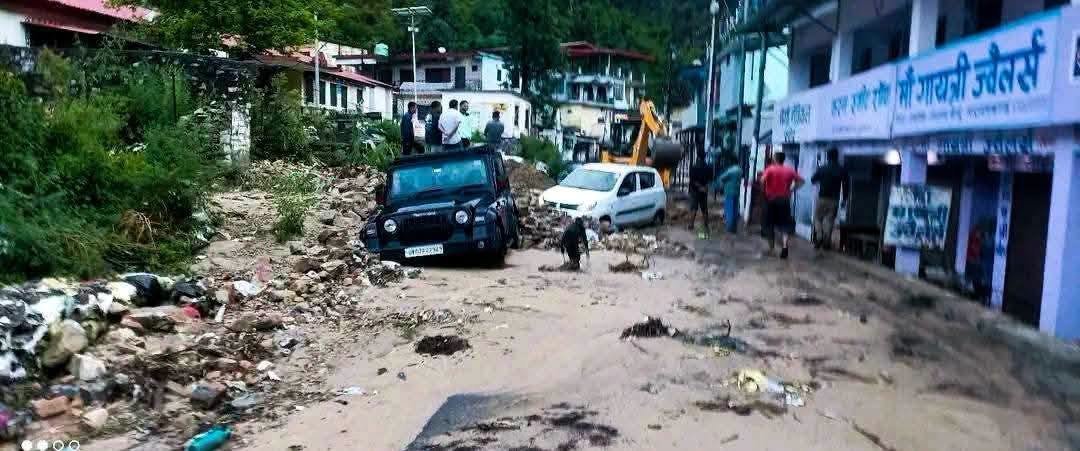 चमोली में भारी बारिश से तबाही, मलबे में दबी कई गाड़ियां; मैदानी जिलों में भी अलर्ट जारी