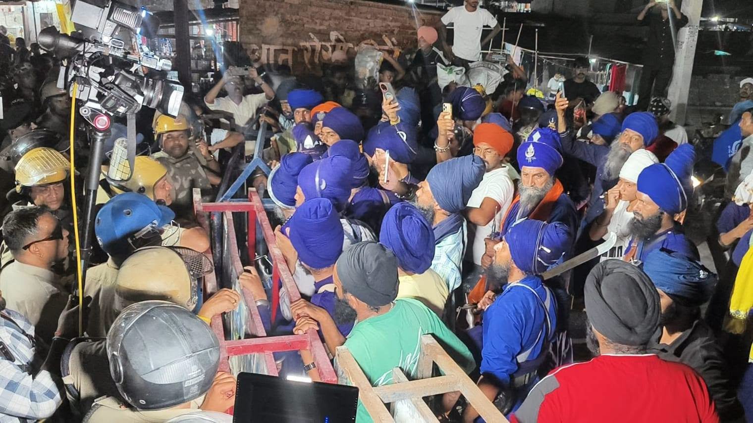 उत्तराखंड सीमा पर निहंग सिखों के पहुंचने से बढ़ा तनाव