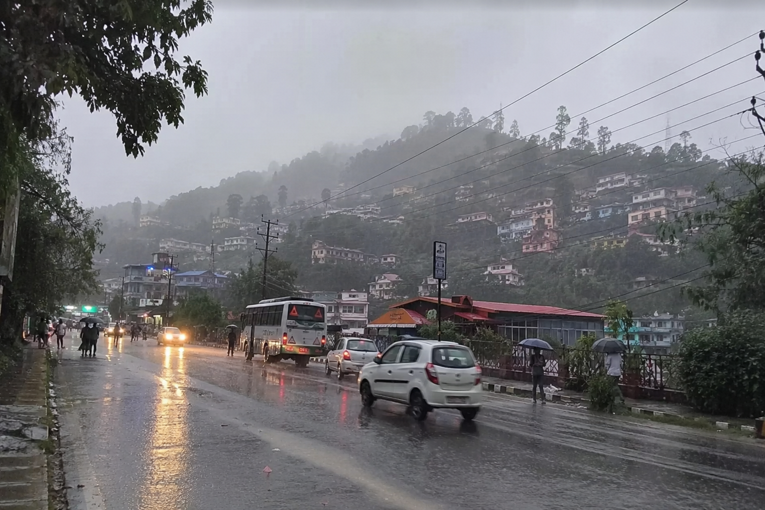 उत्तराखंड में बदला मौसम का मिजाज, कई जिलों में आंधी-तूफान और बारिश का कहर, मौसम विभाग ने जारी किया ऑरेंज और येलो अलर्ट