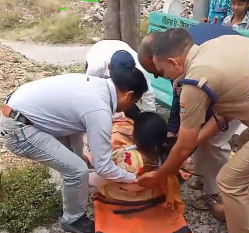 चारधाम यात्रा के दौरान बड़ा हादसा टला, कांडीखाल के पास बस पलटी, 4 यात्री घायल