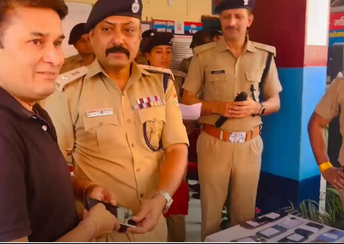 हरिद्वार पुलिस ने लौटाई 51 खोए हुए मोबाइल, करीब ₹20 लाख की संपत्ति पाकर लोगों के चेहरे खिले
