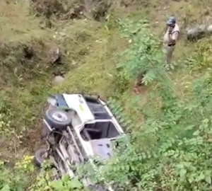 अल्मोड़ा में बड़ा सड़क हादसा: जागेश्वर धाम जा रही मैक्स खाई में गिरी, 4 बच्चों समेत 11 घायल; टनकपुर से लौट रहे श्रद्धालु थे सवार