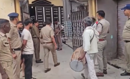 हत्या के मामले में फरार आरोपियों के घर पहुंची हरिद्वार पुलिस, ढोल-नगाड़ों के साथ की मुनादी