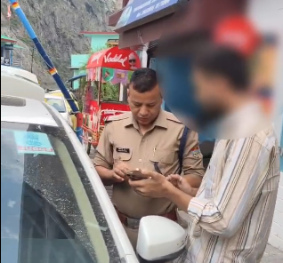 चमोली में “ऑपरेशन प्रहार”: फर्जी ‘JUDGE’ स्टीकर लगाकर रौब जमाने वाले चालक पर पुलिस की सख्त कार्रवाई, मौके पर उतारा झूठा रुतबा