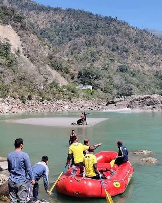 गंगा में सेल्फी बनी जानलेवा, पत्नी और बेटी के सामने बह गए सॉफ्टवेयर इंजीनियर