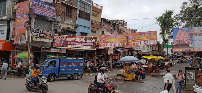 वेतन कटौती के विरोध में सफाई कर्मियों की हड़ताल से डोईवाला में कूड़ा उठान ठप, स्थानीय लोग परेशान।