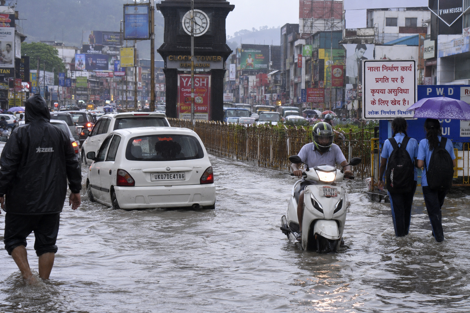 देहरादून में बारिश ने खोली स्मार्ट सिटी की पोल, मुख्य सड़कें बनीं तालाब, ₹19 करोड़ की नई ड्रेनेज योजना पर उम्मीद