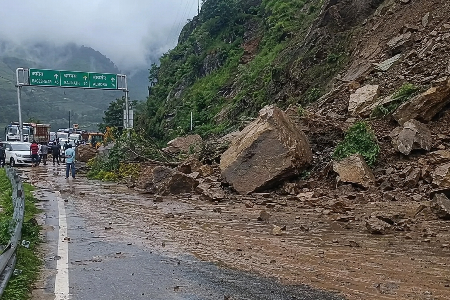 उत्तराखंड में बारिश का कहर: 100 से अधिक सड़कें बंद, कई राष्ट्रीय राजमार्ग ठप, भूस्खलन से जनजीवन प्रभावित