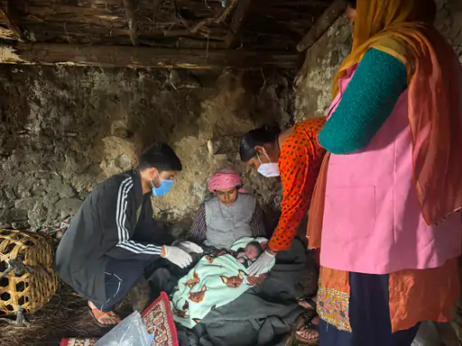 बंद था बद्रीनाथ हाईवे, 10 किलोमीटर पैदल चले स्वास्थ्यकर्मी; रास्ते में कराया सुरक्षित प्रसव, माँ और नवजात दोनों स्वस्थ
