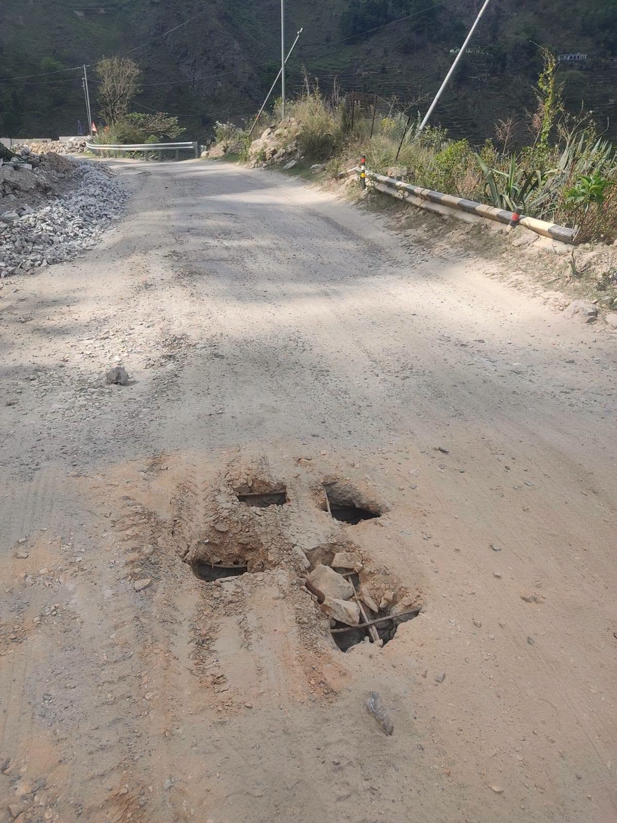 नन्दानगर-नन्दप्रयाग मोटर मार्ग पर बने स्कैबर की हालत खराब, सड़क पर बने गड्ढों से हादसे का खतरा; स्थानीय लोगों ने उठाए गुणवत्ता पर सवाल