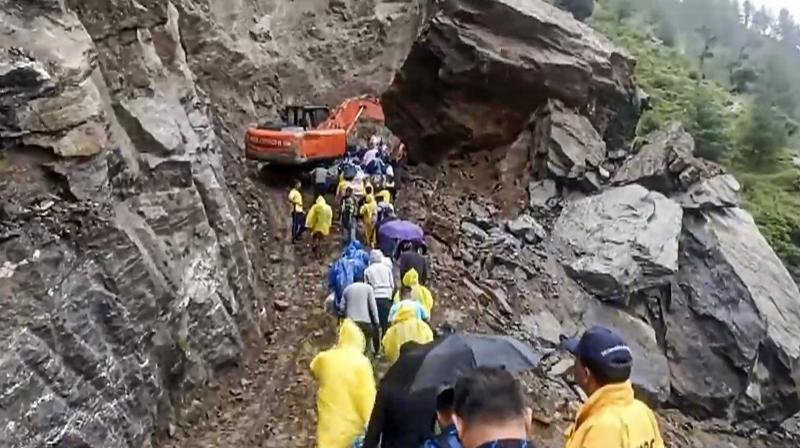 भारी बारिश से चारधाम यात्रा प्रभावित: बद्रीनाथ हाईवे कई स्थानों पर बंद, 8 हजार से अधिक श्रद्धालु फंसे