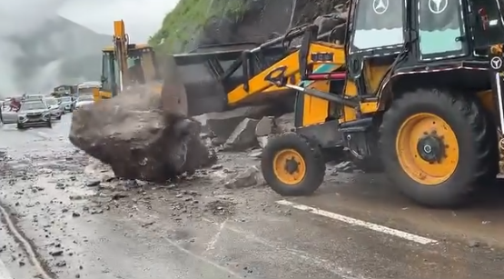 टिहरी गढ़वाल में भारी भूस्खलन से नेशनल हाईवे 707A बाधित, कई संपर्क मार्ग बंद, राहत कार्य जारी