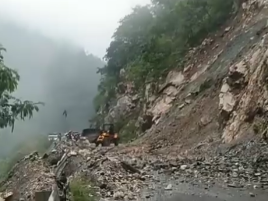 उत्तरकाशी में भारी भूस्खलन से गंगोत्री और यमुनोत्री हाईवे बंद, करीब 1,000 यात्री फंसे, चारधाम यात्रा प्रभावित
