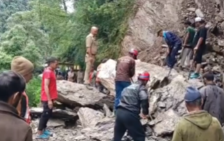 केदारनाथ यात्रा पर बारिश का असर: पैदल मार्ग पर भारी मलबा, यात्रियों को सुरक्षित स्थानों पर रोका गया
