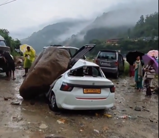 उत्तराखंड बारिश अपडेट: रुद्रप्रयाग में मलबा गिरा, गंगा चेतावनी स्तर के करीब, अस्पताल हाई अलर्ट पर, हेलीकॉप्टर रेस्क्यू तैयार
